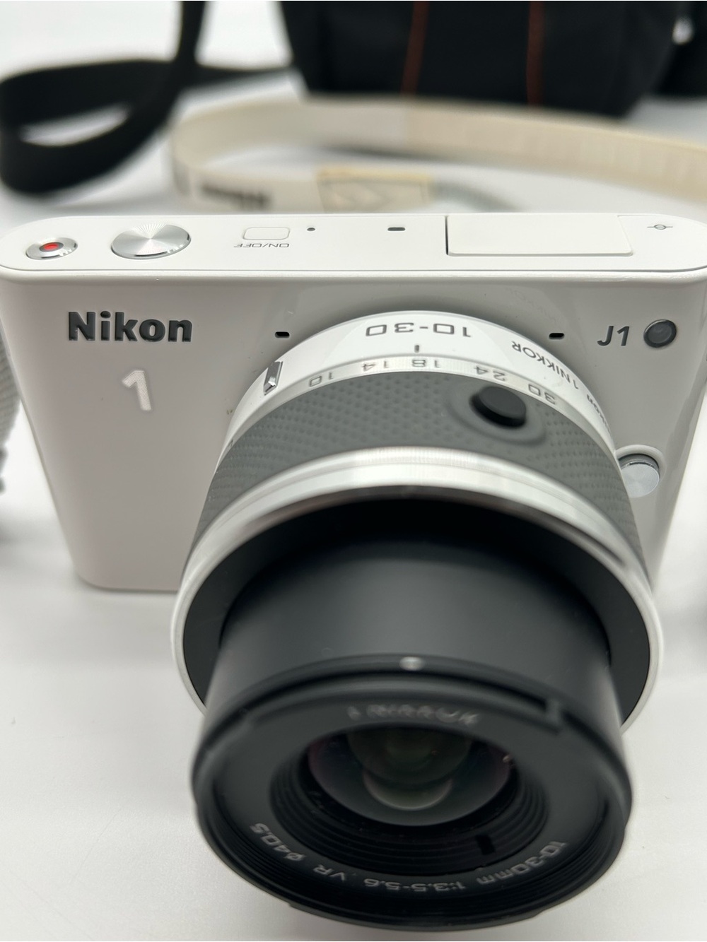 Nikon White J1 Mirrorless Camera with 10-30mm Lens - Picture 12 of 12